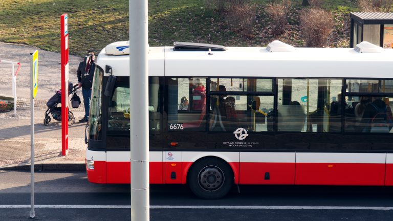 autobus u zastávky